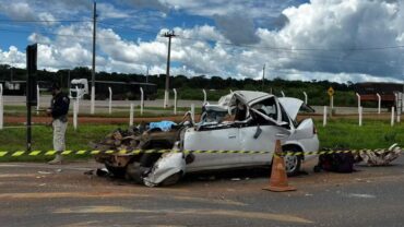 Duas pessoas morrem e outras duas ficam feridas após batida entre carro e carreta na BR-163, em Nova Mutum (MT)