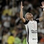 Matheuzinho provoca Vasco durante festa do Corinthians no Maracanã: "Mais um vice"