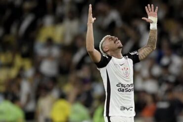 Matheuzinho provoca Vasco durante festa do Corinthians no Maracanã: "Mais um vice"