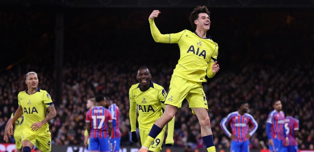 Tottenham derrota o Crystal Palace por 1 a 0, com assistência e gols anulados de Richarlison
