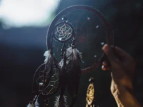 ustração editorial do Arcanjo Haniel irradiando luz suave sobre quatro signos do zodíaco, simbolizando favorecimento amoroso.