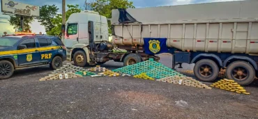 Fiscalização na rodovia levou à localização de cocaína, skunk e haxixe escondidos em veículo pesado, que foi levado a ponto seguro para procedimentos.