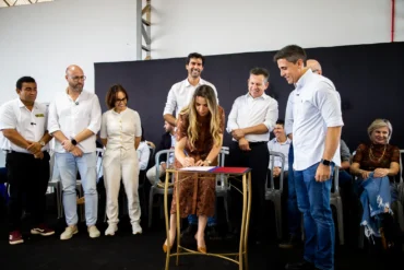 Assinatura do convênio com autoridades ou imagem aérea do bairro Santa Rosa, em Campo Verde.