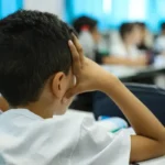 Orientador educacional ganha destaque em atuação ampla nas escolas