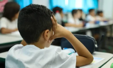 Orientador educacional ganha destaque em atuação ampla nas escolas