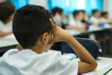 Orientador educacional ganha destaque em atuação ampla nas escolas