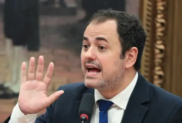 Cassação provoca retirada à força de Glauber Braga no plenário