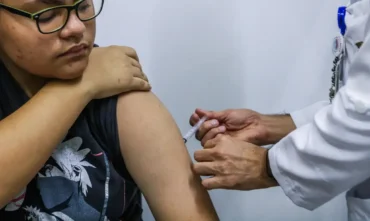 Jovens de 15 a 19 anos ganham novo prazo para vacina contra HPV