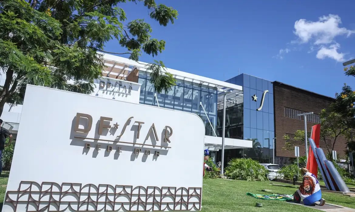 Bolsonaro é internado em brasília para cirurgia nesta quinta