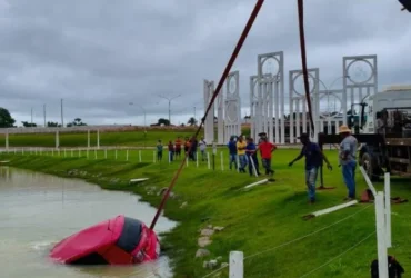 Carro é retirado do Lago Municipal em Guarantã do Norte