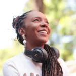 Chinelos impulsionam missão global de ativista que já ajudou 60 mil crianças