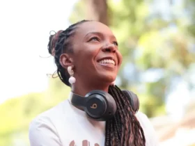 Chinelos impulsionam missão global de ativista que já ajudou 60 mil crianças