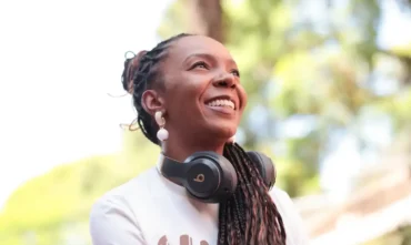 Chinelos impulsionam missão global de ativista que já ajudou 60 mil crianças