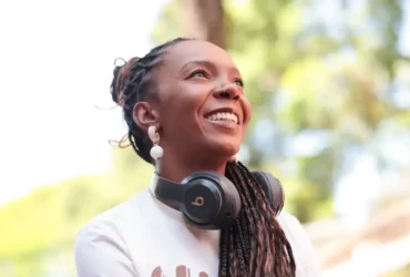 Chinelos impulsionam missão global de ativista que já ajudou 60 mil crianças