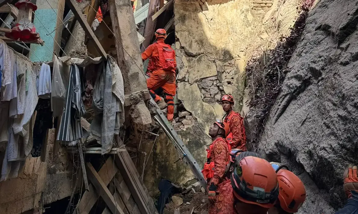 Desabamento em casarão no Rio deixa 17 pessoas resgatadas com vida
