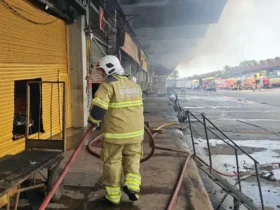 Incendio destrói 28 lojas no Ceasa do Rio após avanço das chamas