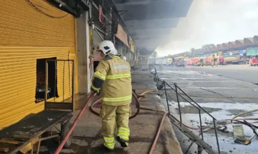 Incendio destrói 28 lojas no Ceasa do Rio após avanço das chamas