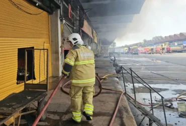 Incendio destrói 28 lojas no Ceasa do Rio após avanço das chamas