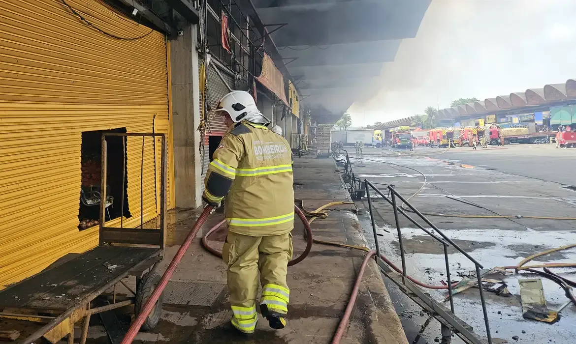 Incendio destrói 28 lojas no Ceasa do Rio após avanço das chamas