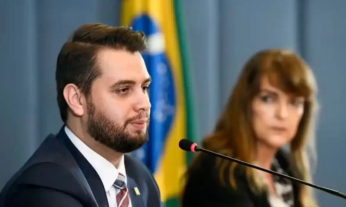 Moraes cobra explicações de filipe martins sobre uso de rede social