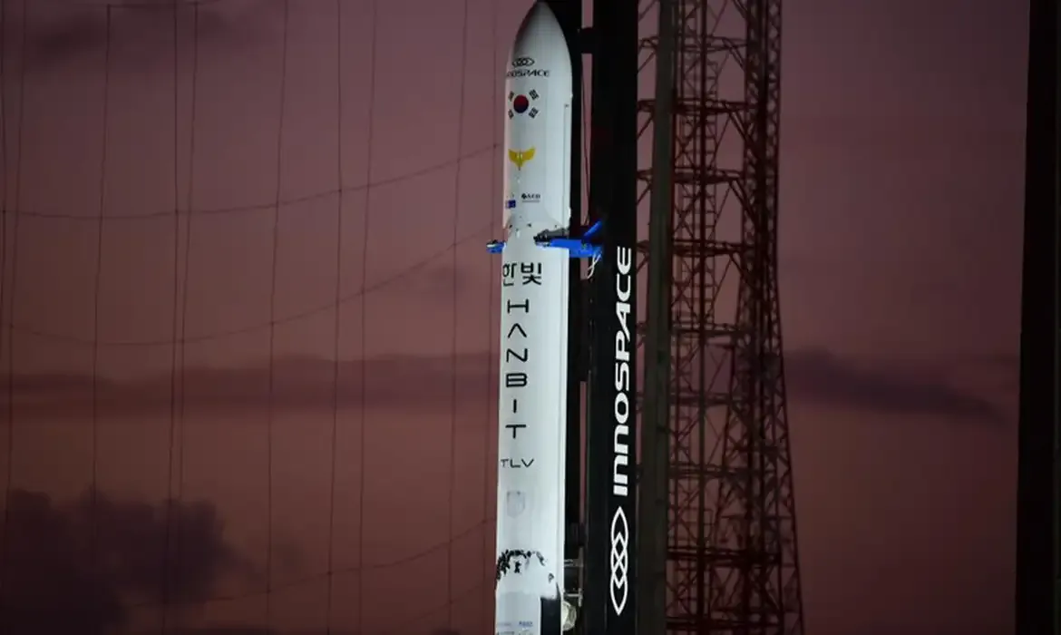 Foguete explode após decolagem na base de alcântara