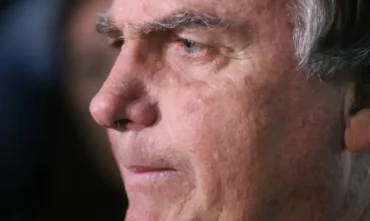 Bolsonaro passa por nova cirurgia após crise persistente de soluços