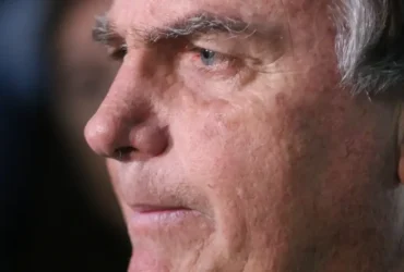Bolsonaro passa por nova cirurgia após crise persistente de soluços