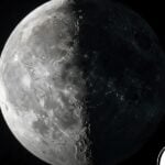 Lua em Quarto Minguante mostrando metade iluminada e metade sombreada, com crateras visíveis em alta resolução.