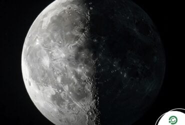 Lua em Quarto Minguante mostrando metade iluminada e metade sombreada, com crateras visíveis em alta resolução.