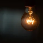 Concessionária deve reembolsar consumidor por danos após oscilação de energia