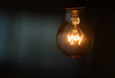 Concessionária deve reembolsar consumidor por danos após oscilação de energia