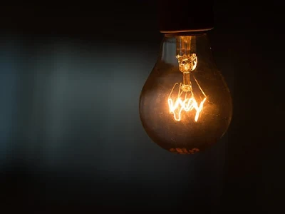 Concessionária deve reembolsar consumidor por danos após oscilação de energia