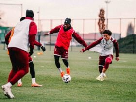 Metz x PSG: confronto decisivo na Ligue 1 agita o sábado e promete fortes emoções. Imagem: Divulgação Metz