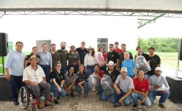 Ministro Fávaro realiza entrega de alevinos para fortalecer piscicultura na Baixada Cuiabana