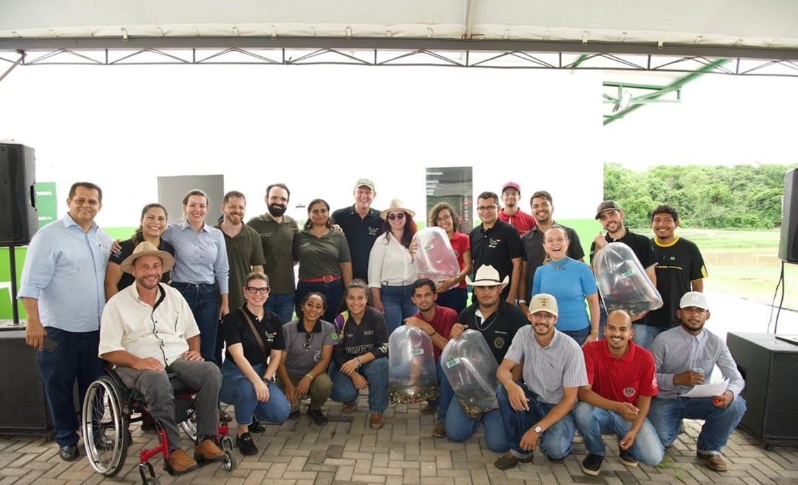 Ministro Fávaro realiza entrega de alevinos para fortalecer piscicultura na Baixada Cuiabana