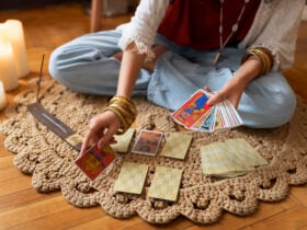 Tarot com luz suave evocando purificação e energia positiva