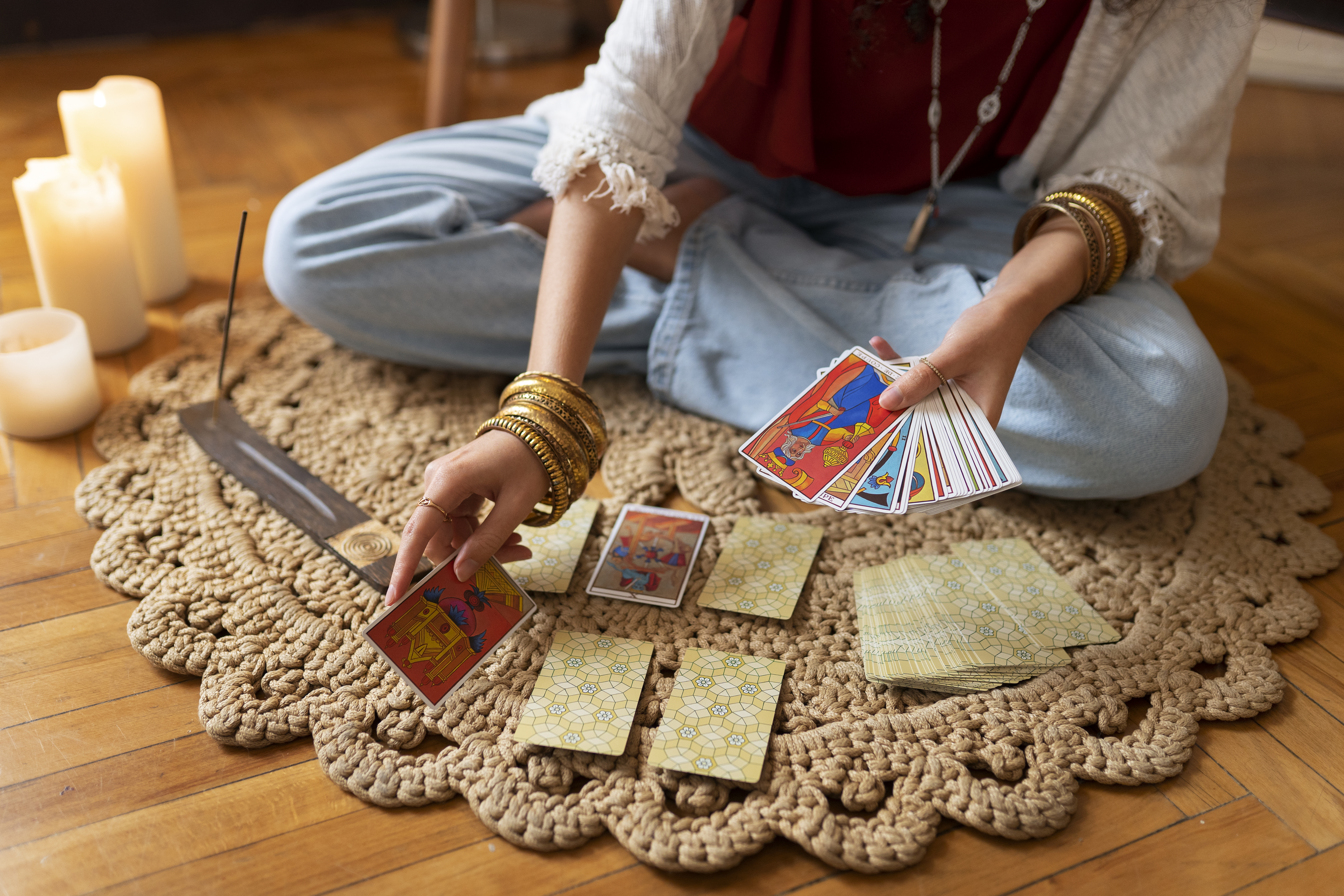 Tarot com luz suave evocando purificação e energia positiva