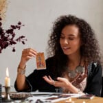 Ilustração editorial com cartas de Tarot iluminadas por luz suave em um cenário místico, representando mensagens profundas para os signos.