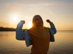 Mulher Feliz representando mensagens espirituais para cada signo