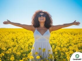 mulher feliz em plantacao de flores