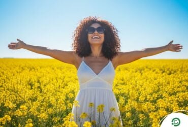 mulher feliz em plantacao de flores