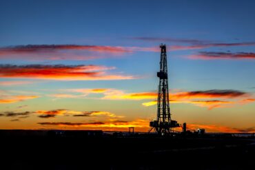 China promete estímulos e petróleo ensaia reação após semanas de pressão