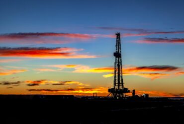 China promete estímulos e petróleo ensaia reação após semanas de pressão