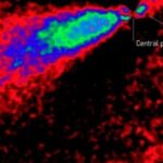 Uma das últimas fotos do 3I/ATLAS com caudas direcionadas em direções diferentes.