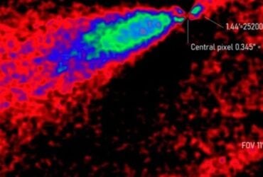 Uma das últimas fotos do 3I/ATLAS com caudas direcionadas em direções diferentes.