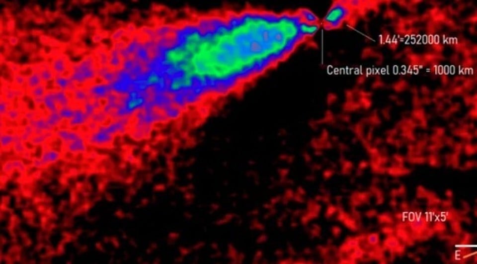 Uma das últimas fotos do 3I/ATLAS com caudas direcionadas em direções diferentes.