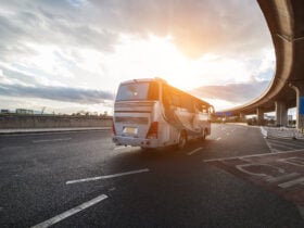 Ônibus parados em terminal lotado durante paralisação de motoristas em São Paulo.