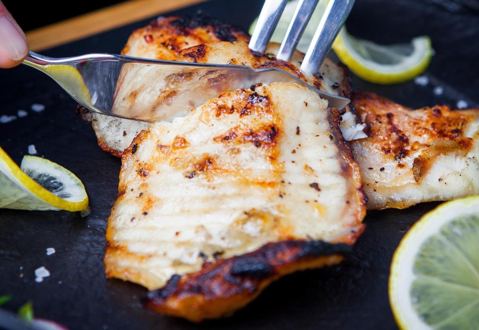 Peixe Assado com Crosta de Farofa Crocante