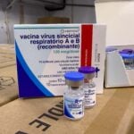 Mato Grosso recebe 15,8 mil doses do primeiro lote da vacina contra o vírus sincicial respiratório para proteger gestantes e recém-nascidos