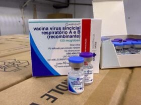 Mato Grosso recebe 15,8 mil doses do primeiro lote da vacina contra o vírus sincicial respiratório para proteger gestantes e recém-nascidos